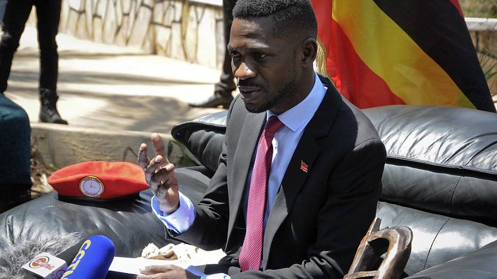 Der unter seinem Künstlernamen Bobi Wine bekannte Musiker und Parlamentarier, ist laut Polizei mehrere Stunden festgehalten worden, weil er ein von den Behörden zuvor verbotenes Konzert doch geben wollte. (Archivbild)