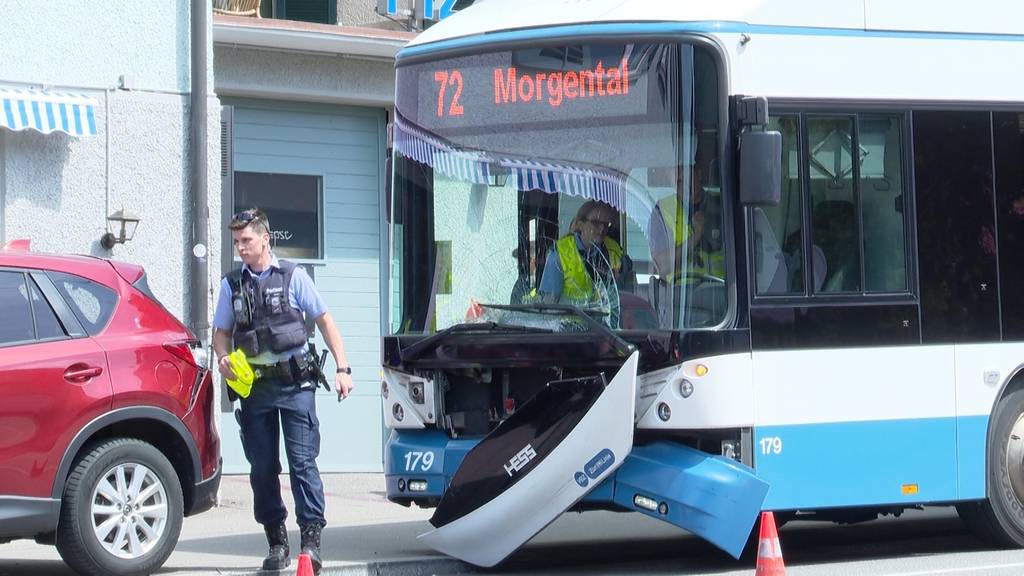 VBZ-Bus kracht in Auto - vier Personen leicht verletzt