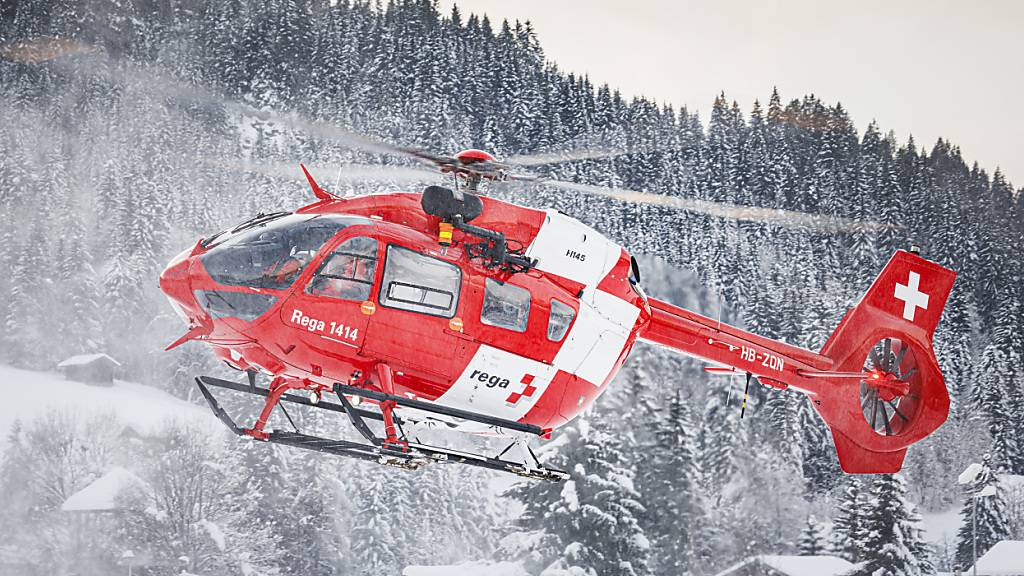 Die Rettungsflugwacht hat einen 59-jährigen Skifahrer nach einem Sturz im Skigebiet Moléson-sur-Gruyères FR in ein Spital geflogen, wo er seinen Verletzungen erlagt. (Archivbild)
