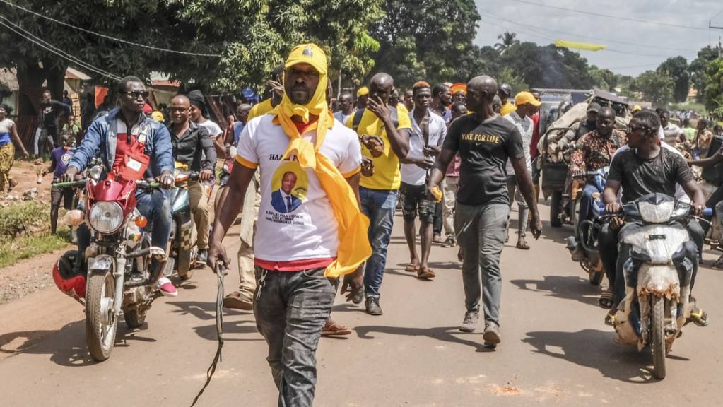 Anhänger der Regierungspartei «Partei des Volkes von Guinea» demonstrieren gegen die Opposition.