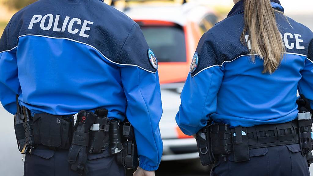 Nach dem Raubüberfall in Martigny VS vom vergangenen Freitag nahm die Walliser Polizei am Tag danach drei tatverdächtige Personen fest. (Symbolbild)