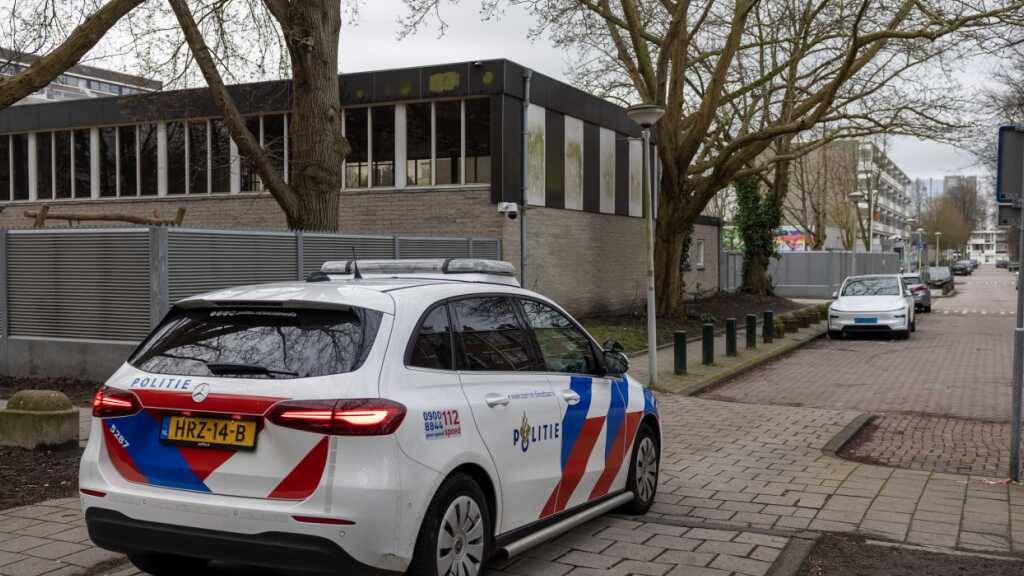 Ein Polizeifahrzeug steht vor einer jüdischen Schule. In der Schule hat sich eine Explosion ereignet. Polizei, Staatsanwaltschaft und Bürgermeisterin Halsema gehen von einem gezielten Anschlag auf die jüdische Gemeinde aus. Foto: Michel Van Bergen/ANP/dpa