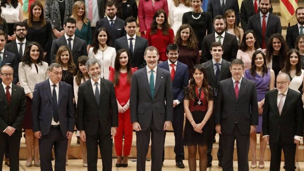 Der spanische König Felipe VI. (vorne Mitte) am Montag bei einer Absolventenfeier für neu beförderte Richter in Barcelona.