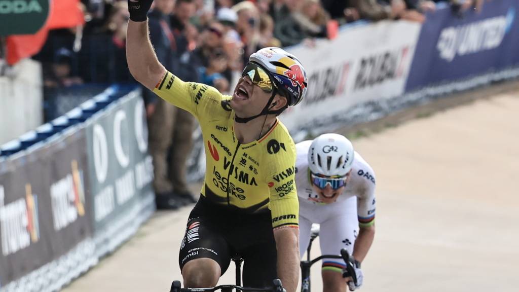 Wout van Aert düpiert im Sprint Weltmeister Tadej Pogacar und gewinnt Paris-Roubaix
