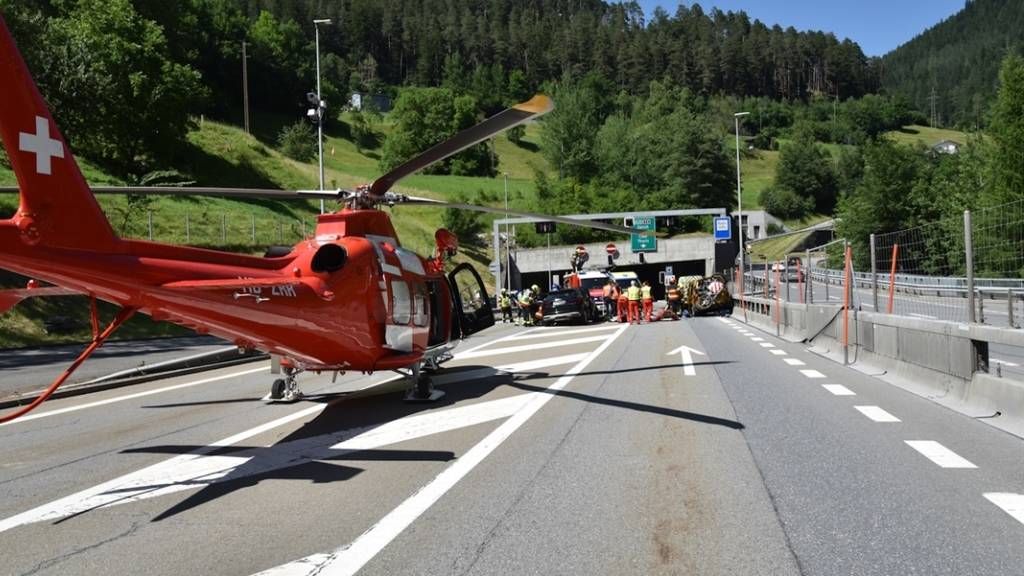 Beim Unfall auf der A13 am Sonntag wurden fünf Personen verletzt.