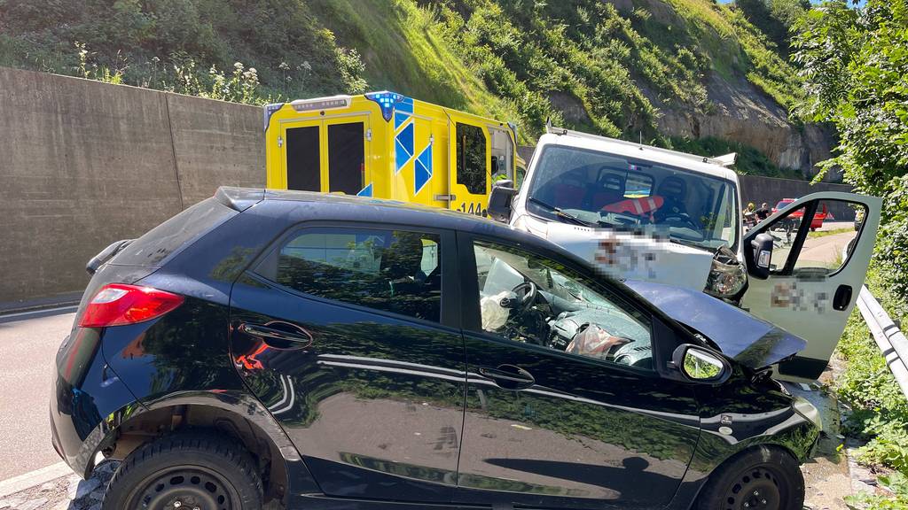 Crash zwischen Lieferwagen und Auto – drei Verletzte