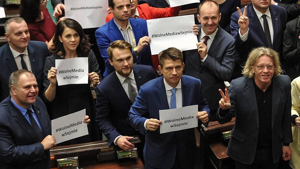 Oppositionelle Sejm-Abgeordnete protestieren gegen die Neuregelung. «Freie Medien im Sejm» steht auf ihren Karten