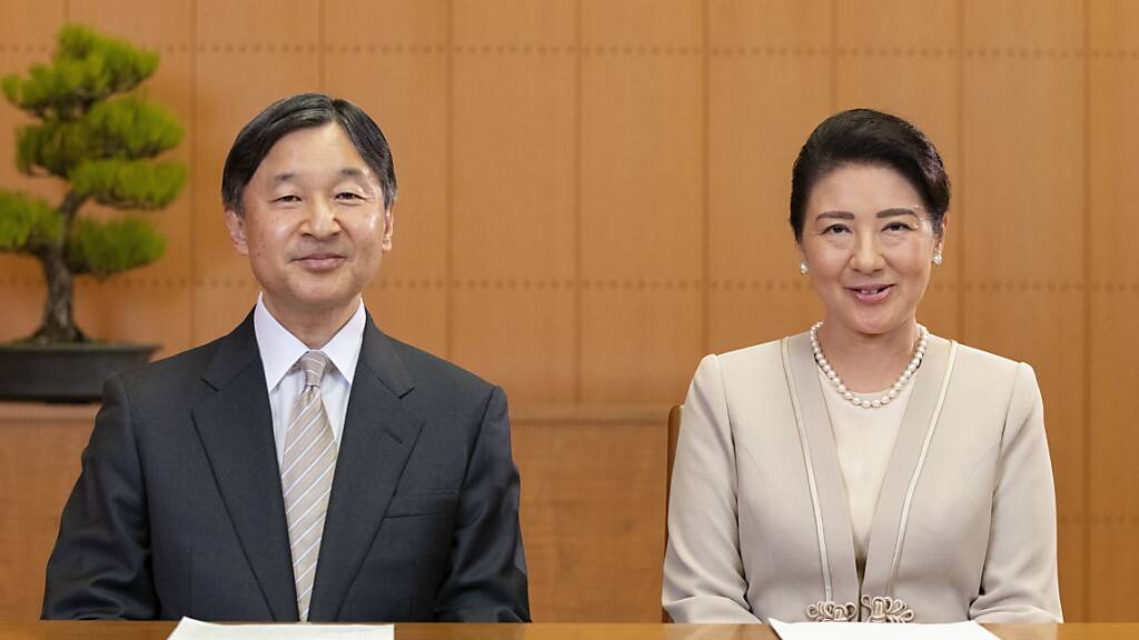 Japans Kaiser Naruhito und seine Frau Kaiserin Masako sprechen am 28. Dezember ihre Neujahrs-Videobotschaft ein. Foto: The Imperial Household Agency of Japan/AP/dpa