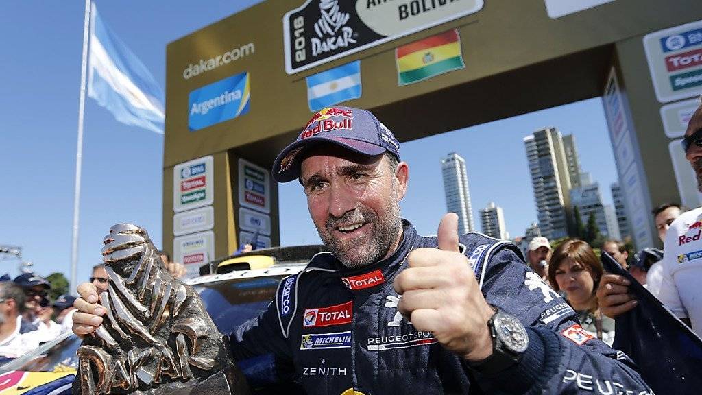 Stéphane Peterhansel mit der Trophäe für den Sieg beim Dakar-Rallye