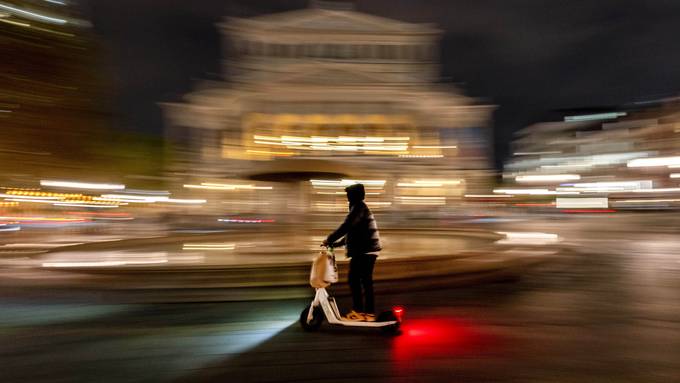 Jugendliche flüchten auf E-Scooter vor Polizeikontrolle