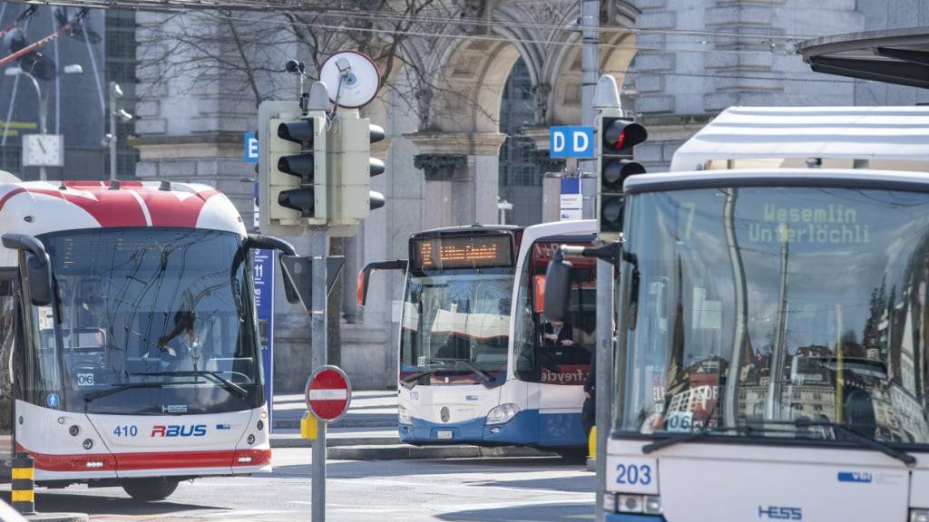 Der Busknoten beim Bahnhof Luzern soll teilweise neu organisiert werden. (Archivaufnahme)
