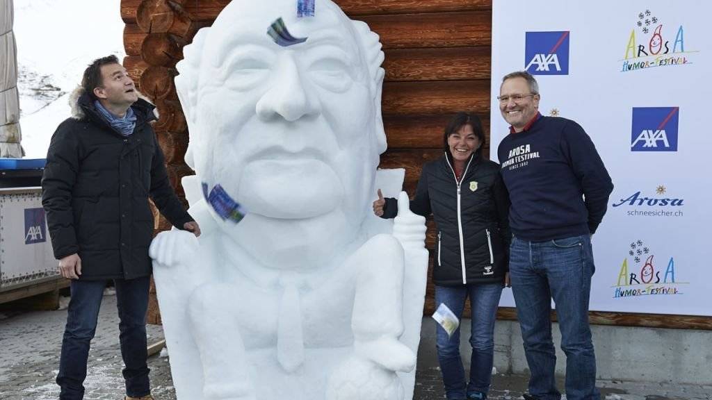 «Schneemann Sepp Blatter» in prominenter Gesellschaft: SRF-Moderator Sascha Ruefer, Jasskönigin Monika Fasnacht, und Humor-Festival-Direktor Frank Baumann bei der Enthüllung der Schneeskulptur (Pressebild).