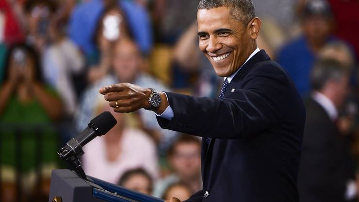 Obama zeigt vor einer Rede in Galesburg (Illiois) ins Publikum - mit einem ansteckenden Lachen. (24. Juli 2013)