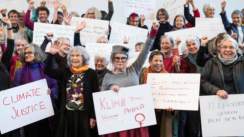 Der Verein Klimaseniorinnen und einzelne Seniorinnen verlangen eine Korrektur der Schweizer Klimapolitik.