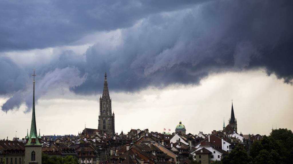 Am Mittwoch könnten in weiten Teilen der Schweiz wieder dunkle Wolken aufziehen. (Archivbild)