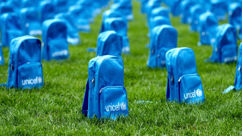 Das Kinderhilfswerk Unicef hat am Sonntag in New York eine Installation vor dem Uno-Hauptquartier aufgestellt, dass an unsinnig getötete Kinder in Konfliktzonen erinnern soll.