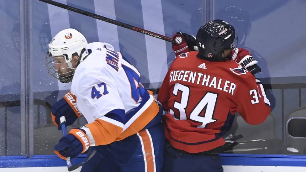 Jonas Siegenthaler hat gegen den Finnen Leo Komarov von den New York Islanders das Nachsehen
