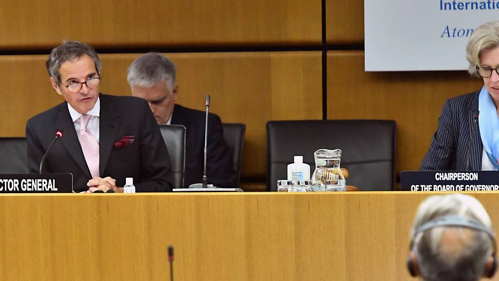 Rafael Grossi (links), Generaldirektor der Internationalen Atomenergiebehörde (IAEA), spricht bei einer digitalen Tagung der IAEA.