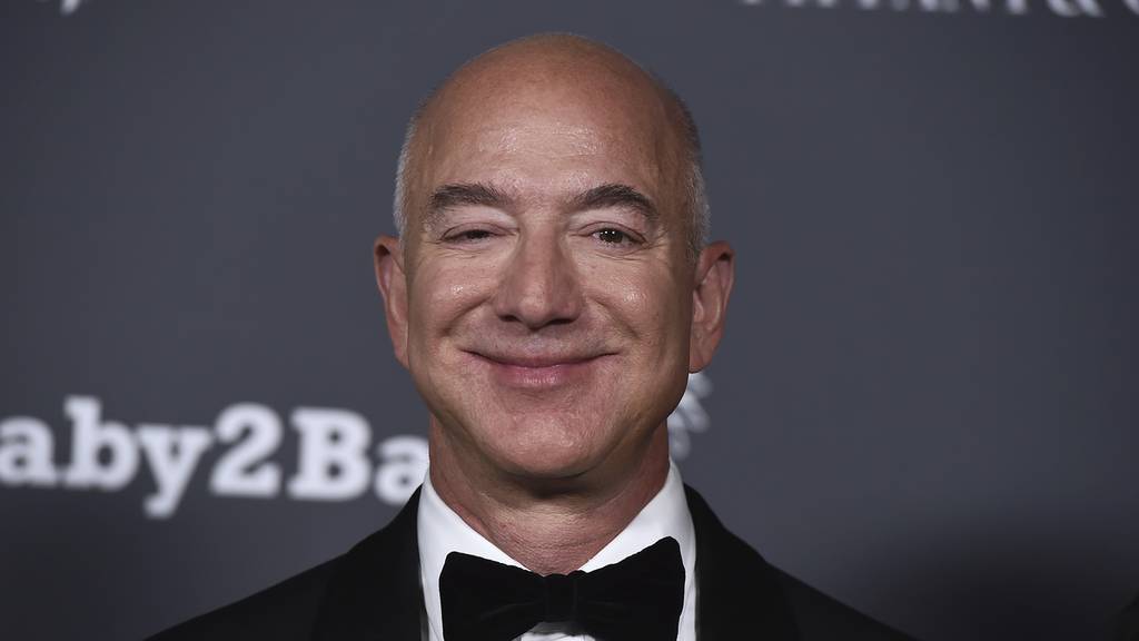 Ob Jeffrey Bezos das Lachen ohne seine Jacht wohl vergehen würde?