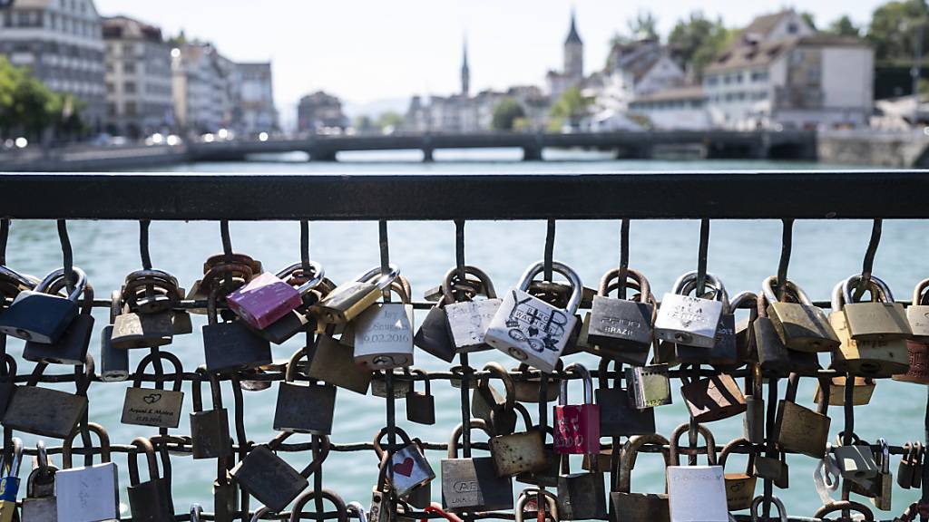 Der neue Mühlesteg über die Limmat wird am 8. Dezember für die Bevölkerung freigegeben. Auch an der sanierten Brücke dürfen «Liebesschlösschen» angehängt werden. (Archivbild)