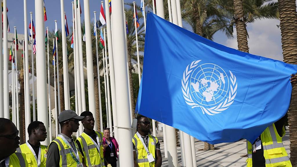 dpatopbilder - Die Flagge der Vereinten Nationen wird vor dem UN-Klimagipfel COP28 aufgehangen. Die diesjährige Weltklimakonferenz in den Vereinigten Arabischen Emiraten ist mit rund 97 000 Teilnehmern die größte aller Zeiten. Foto: Rafiq Maqbool/AP/dpa