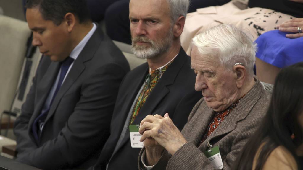 ARCHIV - Jaroslaw Hunka (r) wartet auf die Ankunft des ukrainischen Präsidenten Selenskyj im Unterhaus in Ottawa. Foto: Patrick Doyle/The Canadian Press/AP