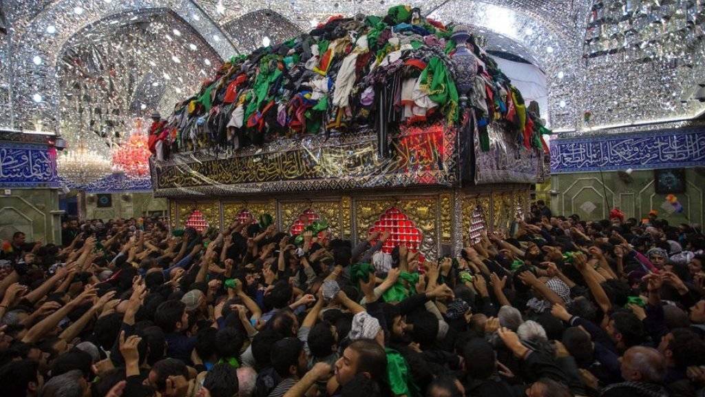 Schiitische Pilger beim Imam-Hussein-Schrein in Kerbela während der Arbein-Gedenkfeier
