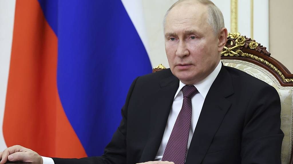 Wladimir Putin, Präsident von Russland, begrüßt im Rahmen einer Videobotschaft die Mitglieder des russischen Auslandsgeheimdienstes zur XI. Moskauer Konferenz für internationale Sicherheit. Foto: Mikhail Klimentyev/Pool Sputnik Kremlin/AP/dpa