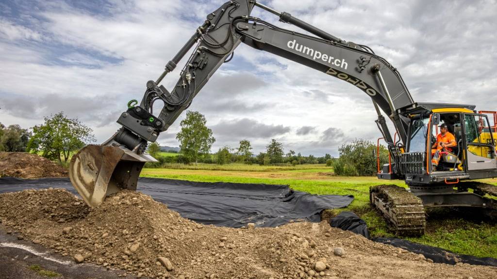 Ein weiterer Teil der Allmend Katzensee soll in den kommenden Monaten wieder zu einem Feuchtgebiet werden. Die Arbeiten dafür laufen seit wenigen Tagen.