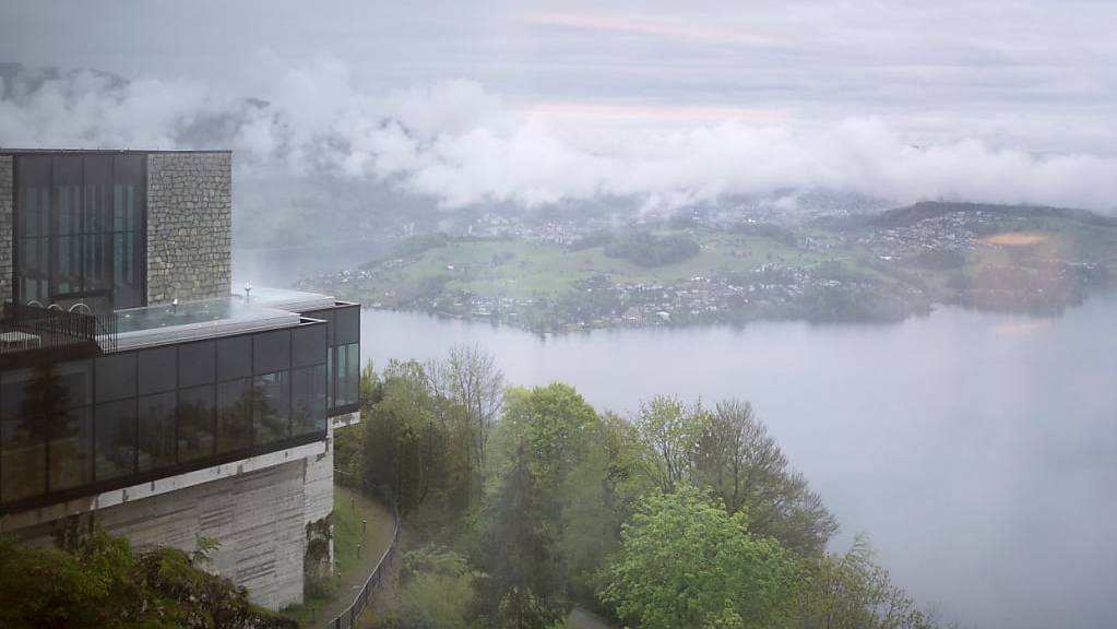 Bis zu 4000 Armeeangehörige sollen die internationale Ukraine-Friedenskonferenz schützen, die im Juni auf dem Bürgenstock stattfinden wird. Im Bild ein Teil der Hotelanlage. (Archivbild)