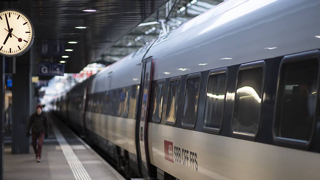 Leere Perrons am Bahnhof St.Gallen: Während des Lockdowns im Frühling 2020 brachen die Fahrgastzahlen zusammen. Im ersten Halbjahr 2021 stieg die Zahl der Reisenden wieder deutlich. (Archivbild)