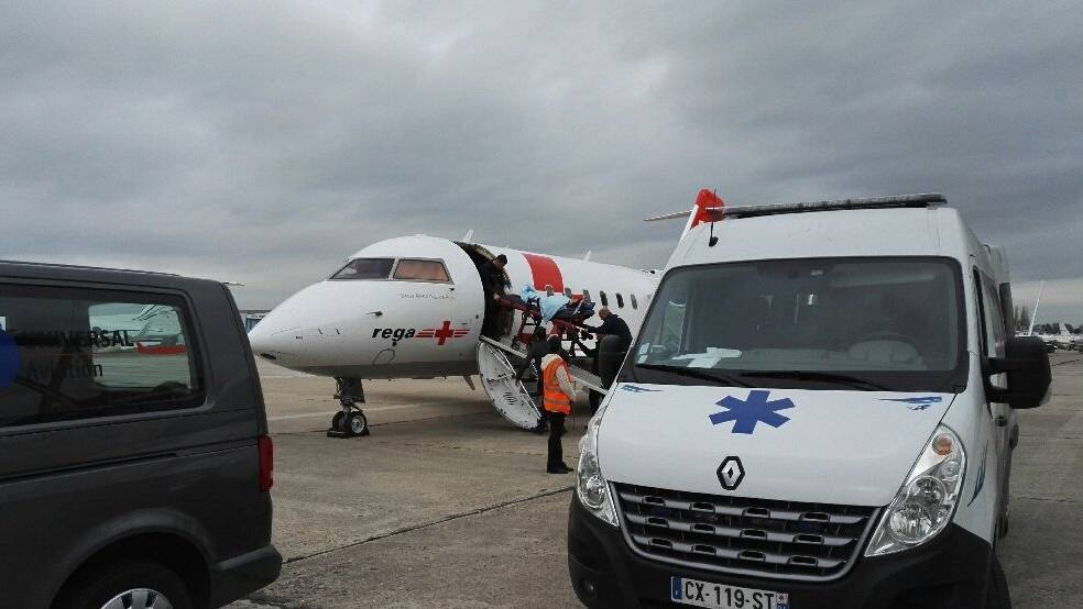 Die verletzte Schweizerin wird auf einem Pariser Flughafen in den Rega-Jet umgeladen. Bild: Rega