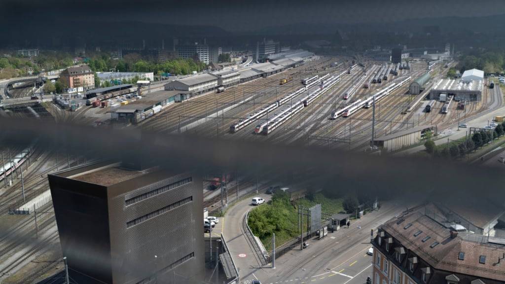 SBB-Zentralstellwerk in Basel: Beim Ausbau der Bahnanlagen in der Schweiz muss der Bundesrat aus Kostengründen Prioritäten setzen. (Themenbild)