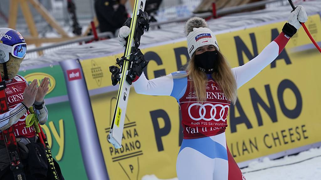 Super-G-Siegerin Ester Ledecka applaudiert Corinne Suter, die in Val d'Isère nach allen drei Rennen auf dem Podest stand.