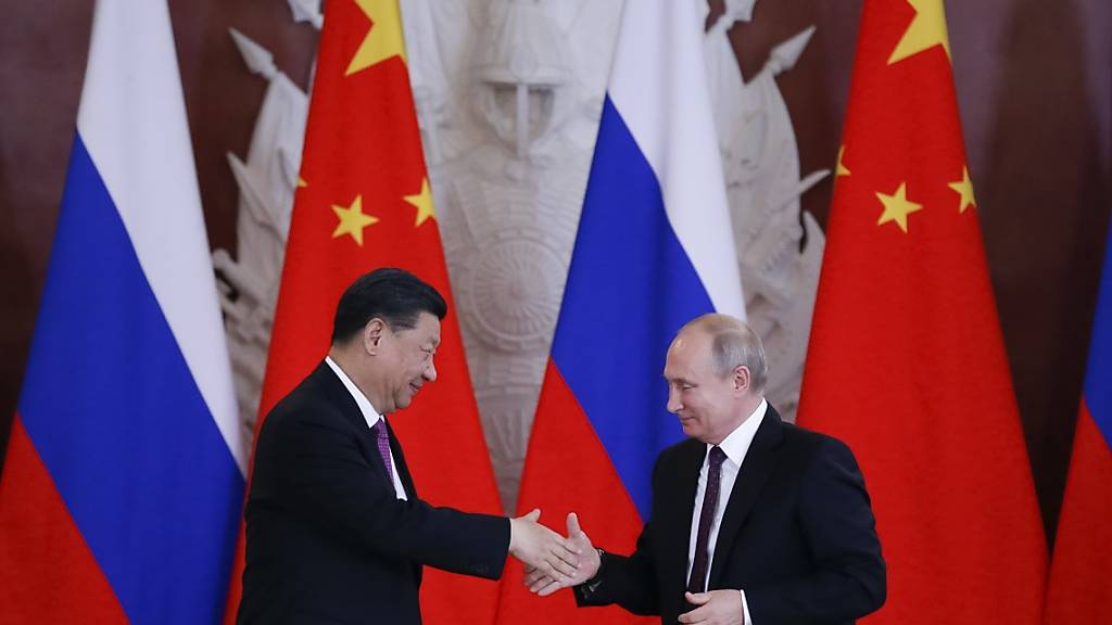 ARCHIV - Xi Jinping (l.), Präsident von China, und Wladimir Putin, Präsident von Russland. Foto: Alexander Zemlianichenko/AP/dpa