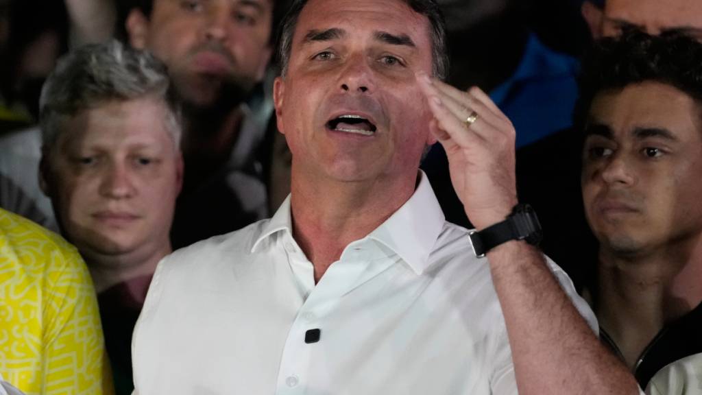 Der Präsidentschaftskandidat der Opposition, Senator Flavio Bolsonaro, hält nach der Stichwahl um das Präsidentenamt eine Rede. Foto: Eraldo Peres/AP/dpa