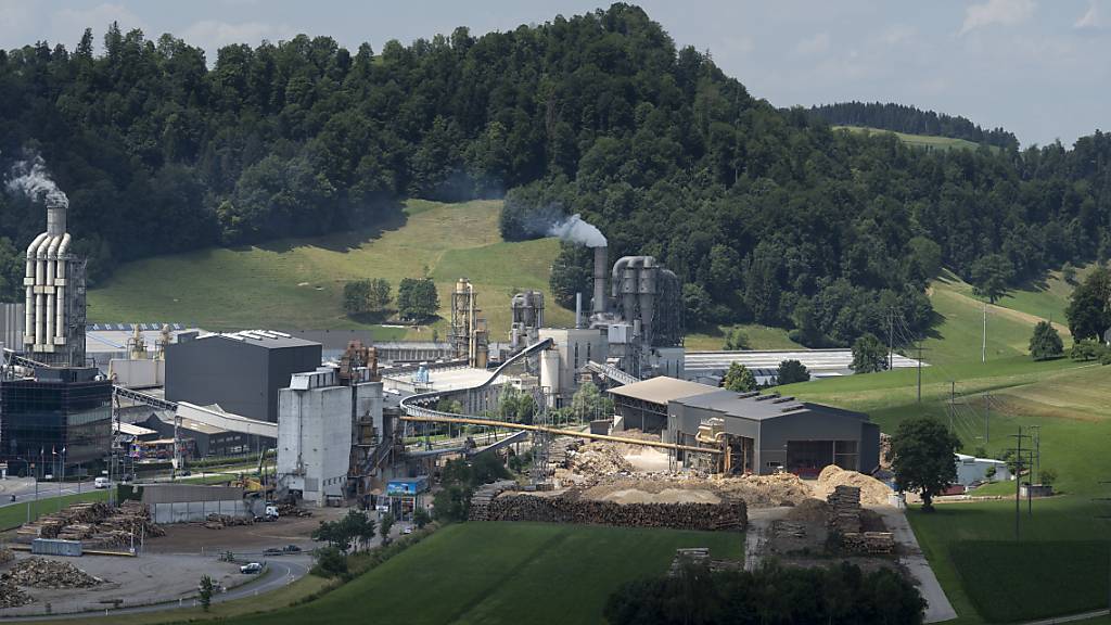 Auf dem Firmengelände der Swiss Krono AG (Bild) in Menznau LU ist am Mittwochmorgen ein Brand ausgebrochen. Verletzt wurde laut Polizei niemand. (Archivbild)