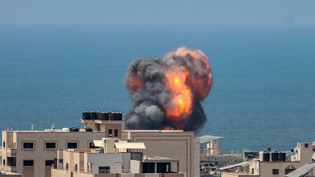Nach einem israelischen Luftangriff im Gazastreifen steigen Rauch und Flammen aus einem Gebäude auf. Foto: Atia Darwish/APA Images via ZUMA Press Wire/dpa