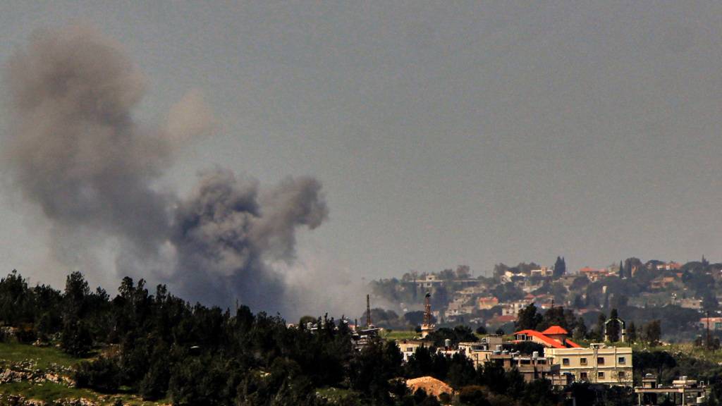 Über dem südlibanesischen Dorf Zawatar steigt nach einem israelischen Luftangriffs auf angebliche Hisbollah-Stellungen Rauch auf. Foto: Stringer/dpa