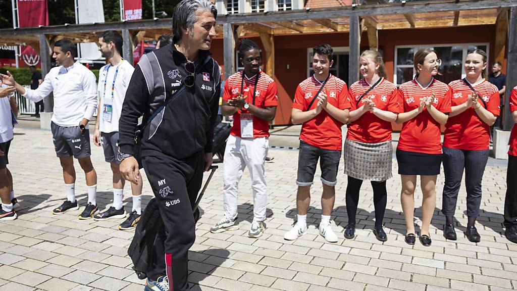 Das Schweizer Nationalteam mit Trainer Murat Yakin wird in Stuttgart vom Hotel-Staff empfangen