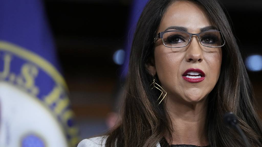ARCHIV - Lauren Boebert, US-Abgeordnete der Republikaner für Colorado, Mitglied des House Freedom Caucus, spricht während einer Pressekonferenz auf dem Capitol Hill, in Washington. Foto: Patrick Semansky/AP/dpa