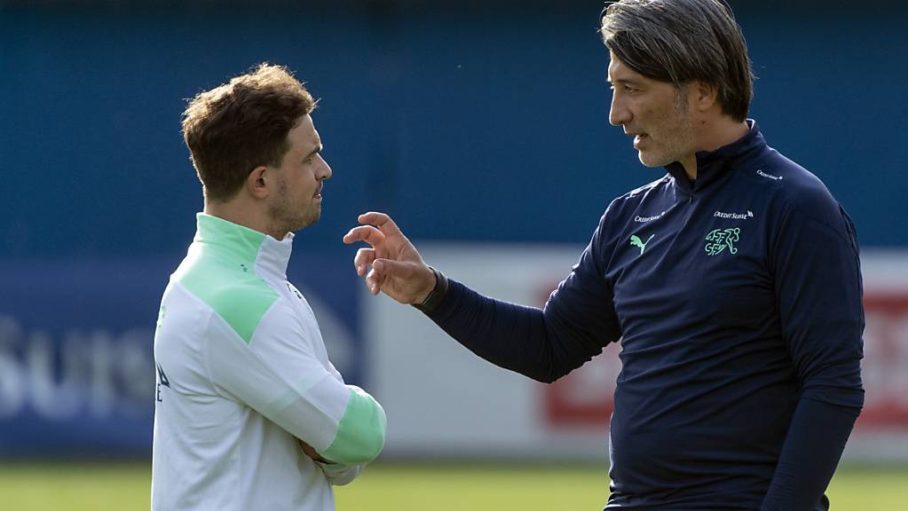 Nationaltrainer Murat Yakin (rechts) am Montag im Training in Basel im Gespräch mit Xherdan Shaqiri