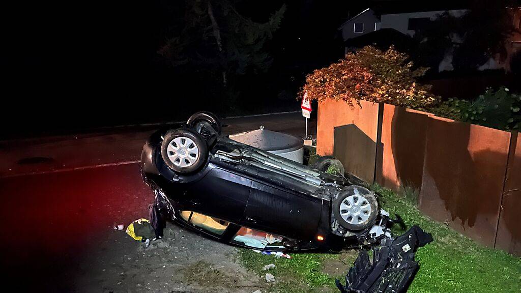 Das Auto des Betrunkenen landete in Münchwilen auf dem Dach.