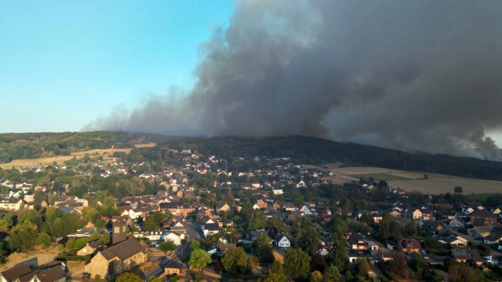 dpatopbilder - Dichter Rauch zieht über den Ortsteil Gey in Hürtgenwald. Foto: Federico Gambarini/dpa