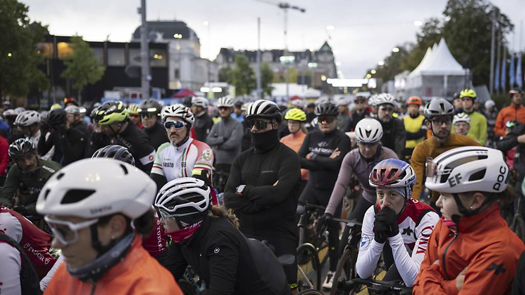 Teilnehmende der Gedenkfahrt für die verstorbene Radfahrerin Muriel Furrer am Sonntag in Zürich.