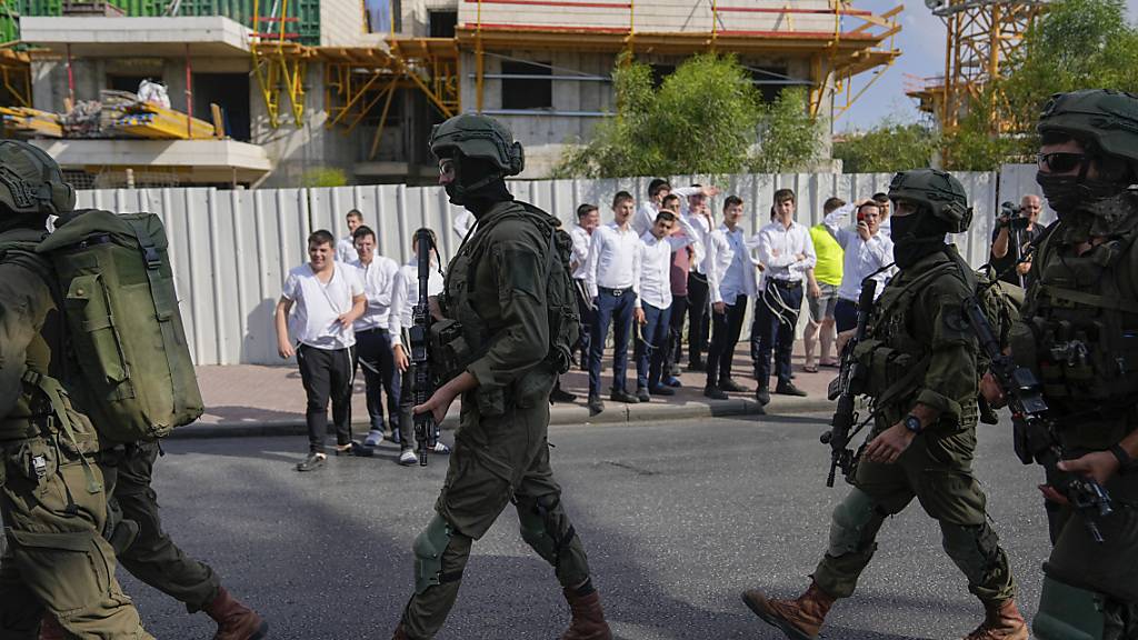 Israelische Sicherheitskräfte sind am Ort eines Anschlags im Einsatz. Foto: Ohad Zwigenberg/AP/dpa