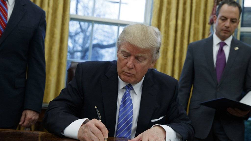 Lässt Worten Taten folgen: Trump unterzeichnet den Erlass zum Ausstieg aus dem transpazifischen Handelsabkommen TPP.