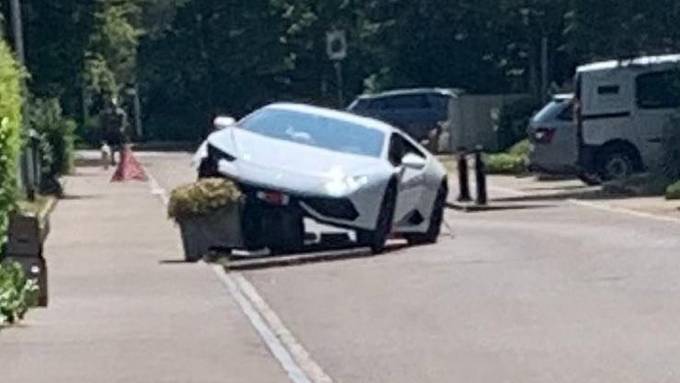 Lamborghini-Fahrer (29) kracht in Wallisellen in Beton-Blumentopf