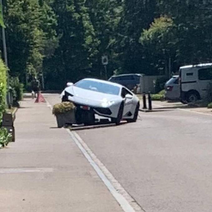 Lamborghini-Fahrer (29) kracht in Wallisellen in Beton-Blumentopf