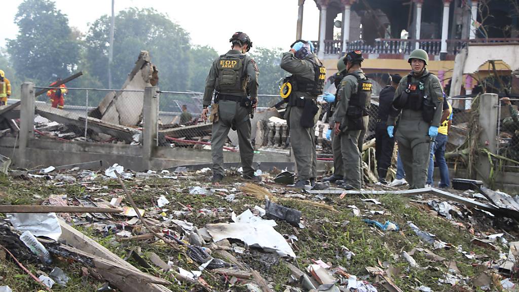Einsatzkräfte des Kampfmittelräumdienstes untersuchen die Überreste eines durch eine Explosion zerstörten Gebäudes in dem Feuerwerkskörper gelagert wurden. Foto: Kriya Tehtani/AP/dpa
